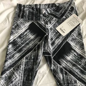 Lululemon Wunder Under Crops size 6 NWT